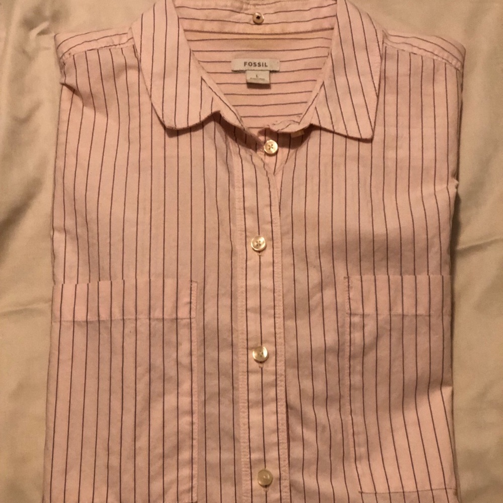 Women’s pink fossil button down shirt.